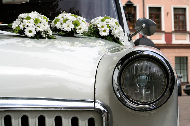 Dekoracje auta ślubnego Ślubny samochód w stylu retro