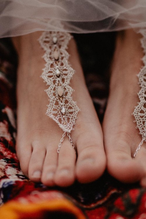Oryginalne, koronkowe ozdoby na stopy