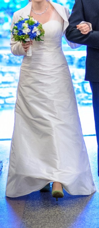Delikatna suknia ślubna kolor śmietankowy