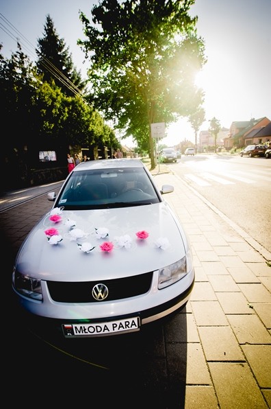 Elegancka dekoracja ślubna na samochód
