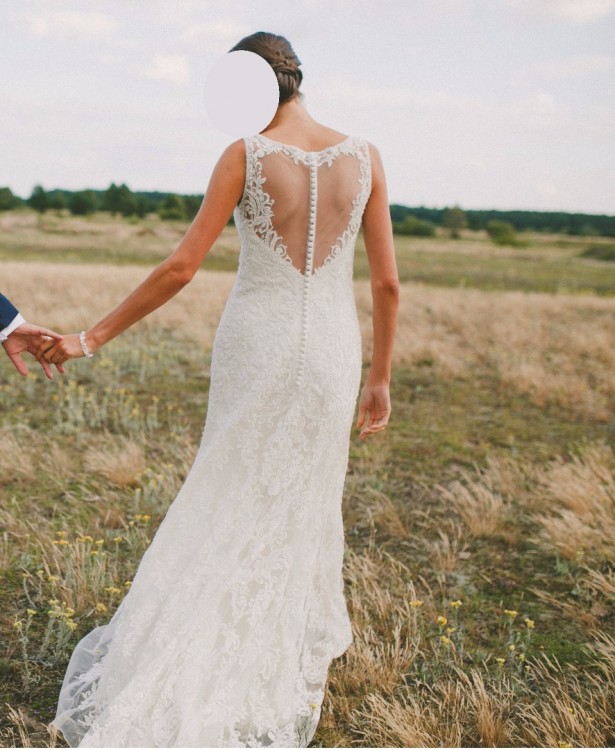 Koronkowa suknia ślubna podkreślająca sylwetkę.