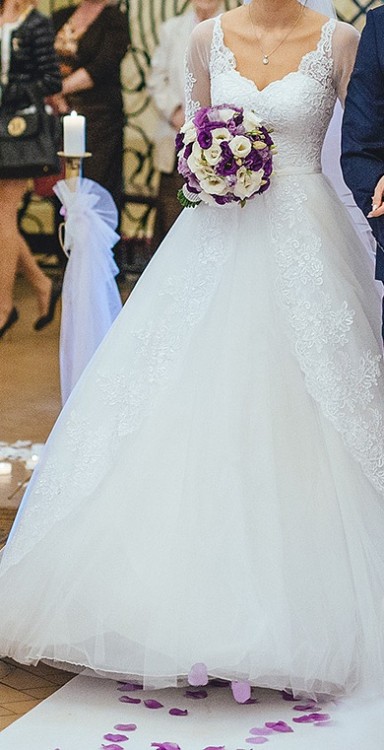 Biała suknia ślubna, elegancka z trenami