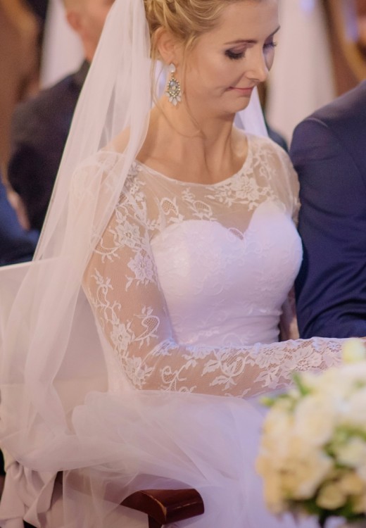 Suknia ślubna o kroju princessy z koronkowym bolerkiem