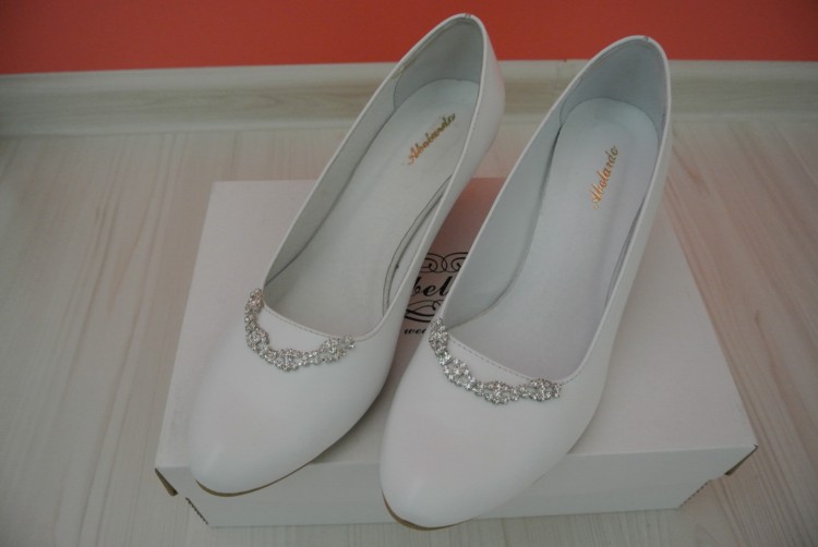 Nowe buty ślubne z błyszczącą ozdobą rozm. 39