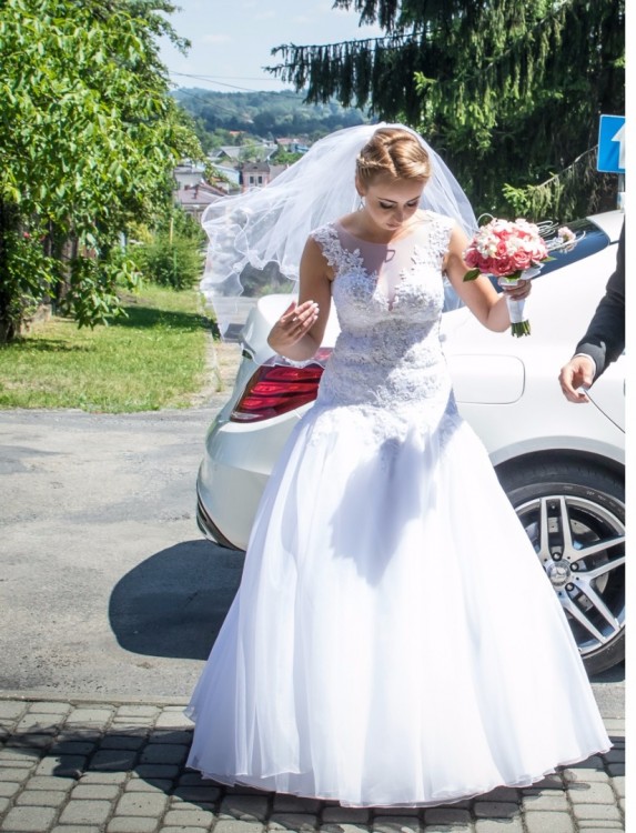 Piękna idealnie odpasująca do sylwetki suknia śluna