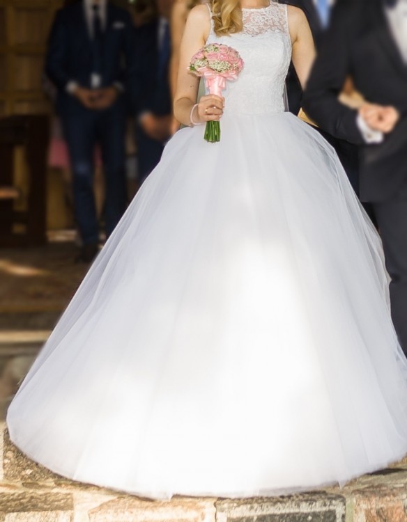 Piękna princessa z koronkowym tyłem