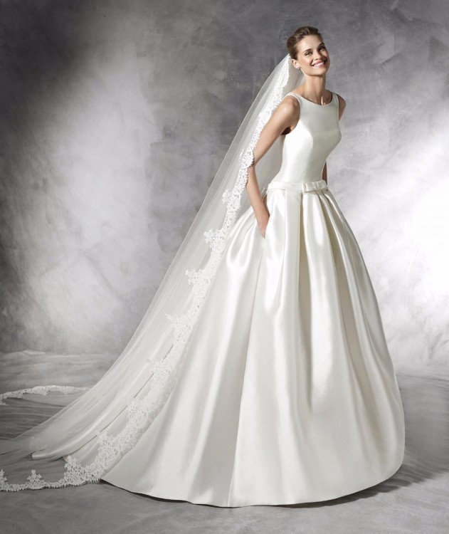 Wytworna suknia ślubna Pronovias Barcaza