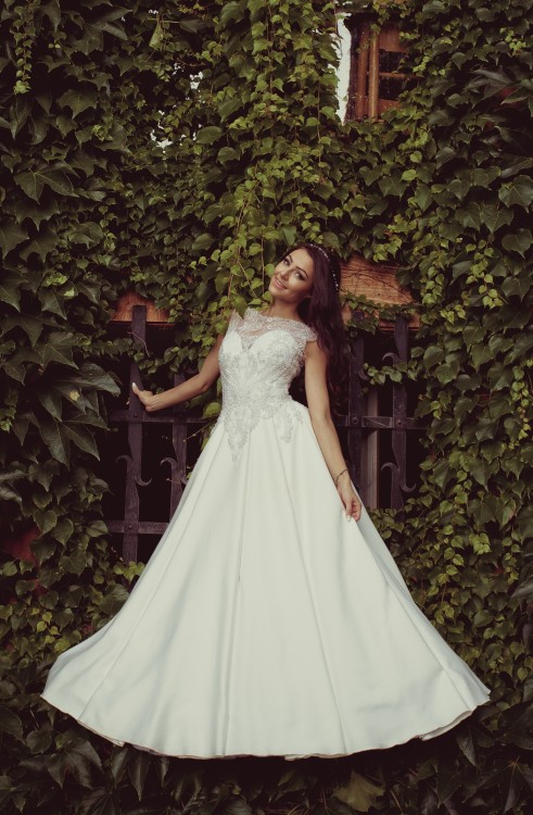 Piękna i niepowtarzalna suknia ślubna