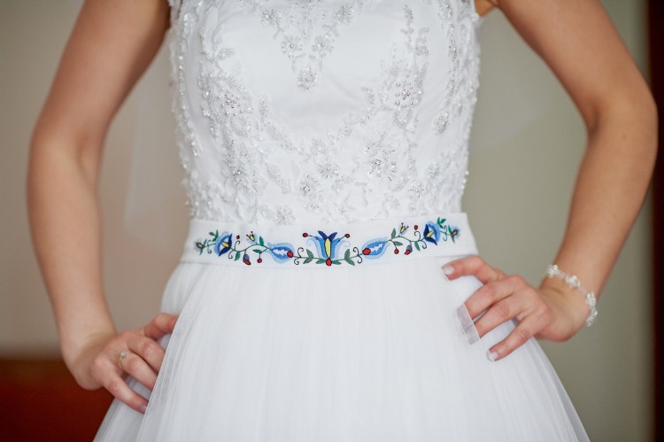 Przepiękna suknia ślubna z pasem kaszubskim w opcji