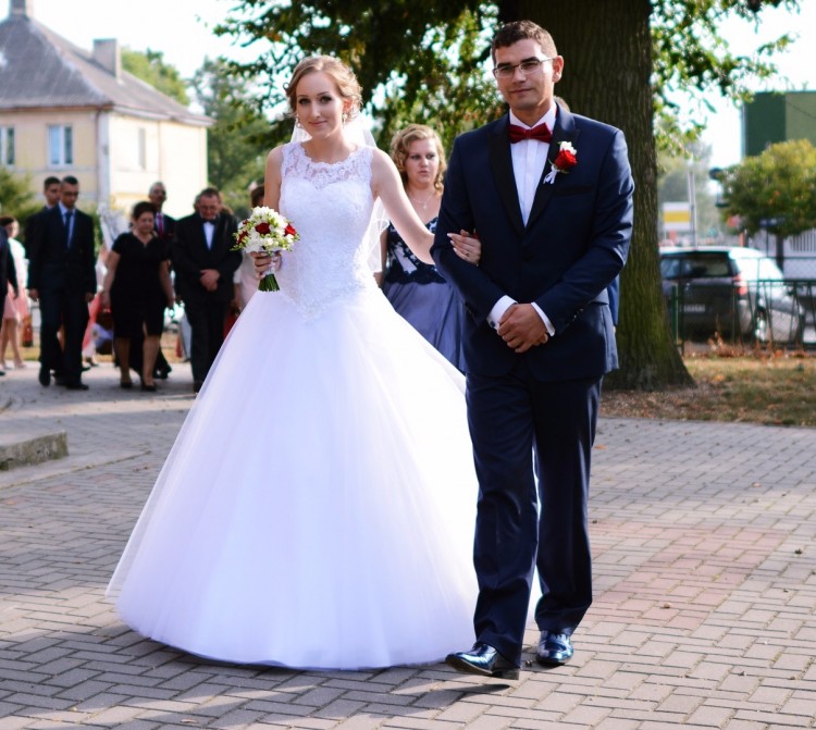Piękna suknia ślubna, koronkowa princesska