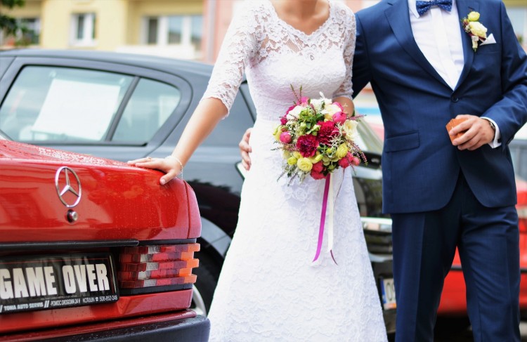 Piękna, koronkowa suknia ślubna.
