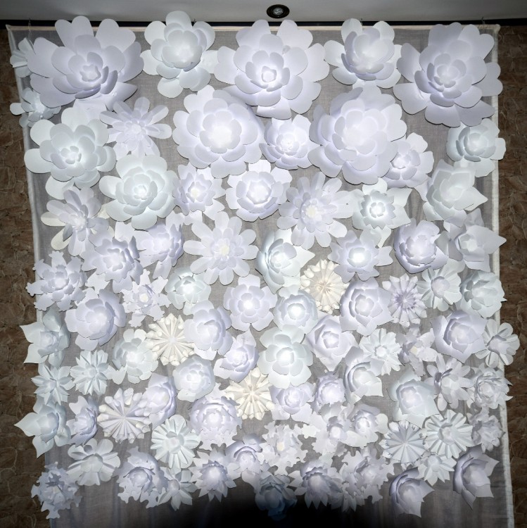 ściana kwiatów Chanel