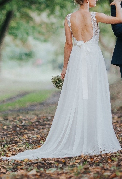 Koronkowa suknia ślubna z odkrytymi plecami