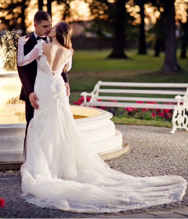 Suknia ślubna koronkowa - piękne plecy i długie rękawy