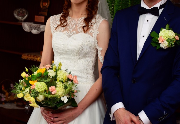 Suknia ślubna w kolorze waniliowym rustykalna