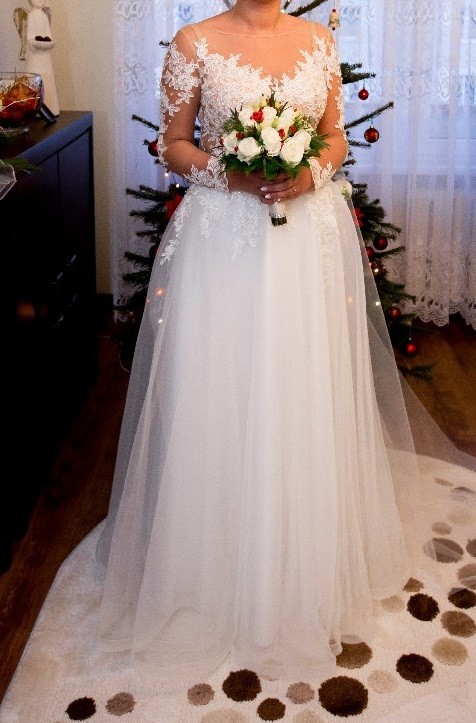 Piękna koronkowa suknia ślubna z długim welonem (Inowrocław)
