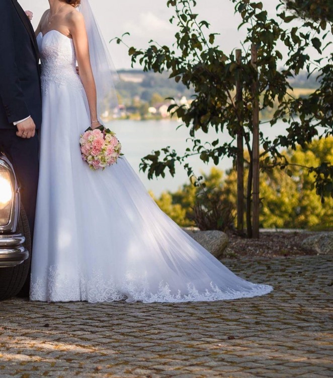 Suknia ślubna Agnes z trenem