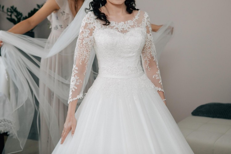 Suknia ślubna w kolorze ecru