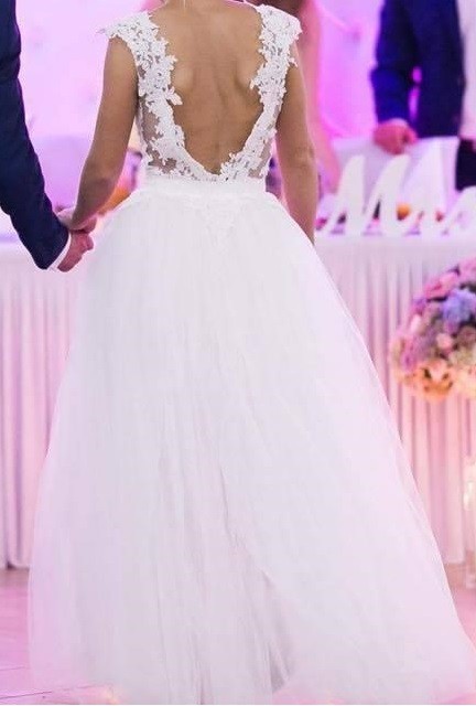 Piękna koronkowa suknia ślubna