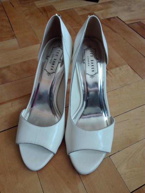 Białe skórzane szpilki TED BAKER peep toe