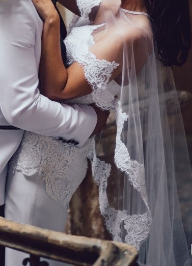 Piękna suknia ślubna w stylu Berty Bridal