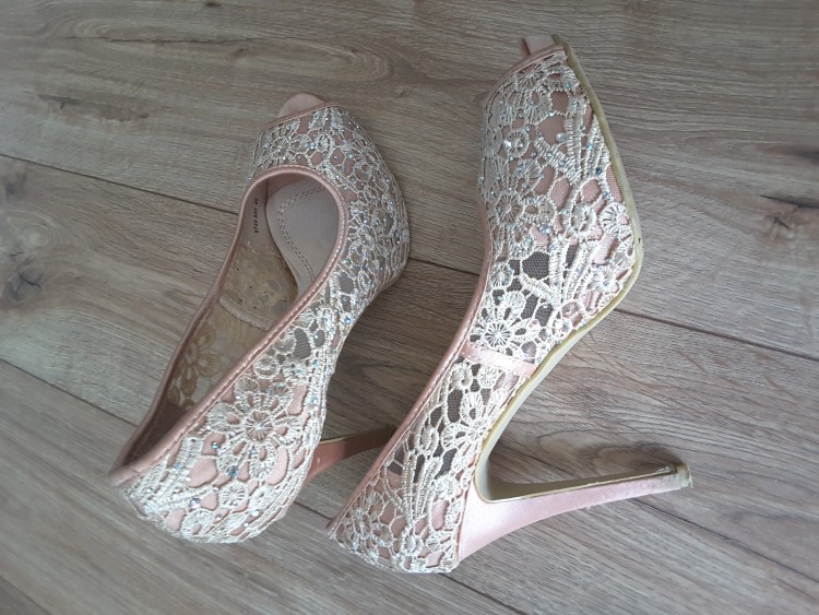 Zjawiskowe buty ślubne rozumiem.  40