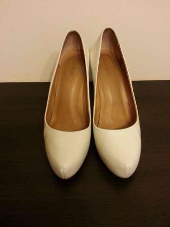 Buty ślubne Kazar r. 40, skórzane, kremowe szpilki