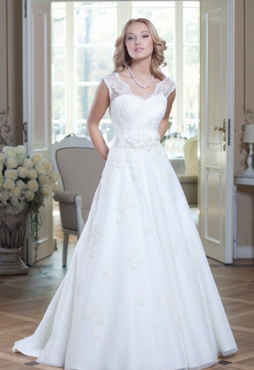 Koronkowa suknia ślubna - piękna i wygodna