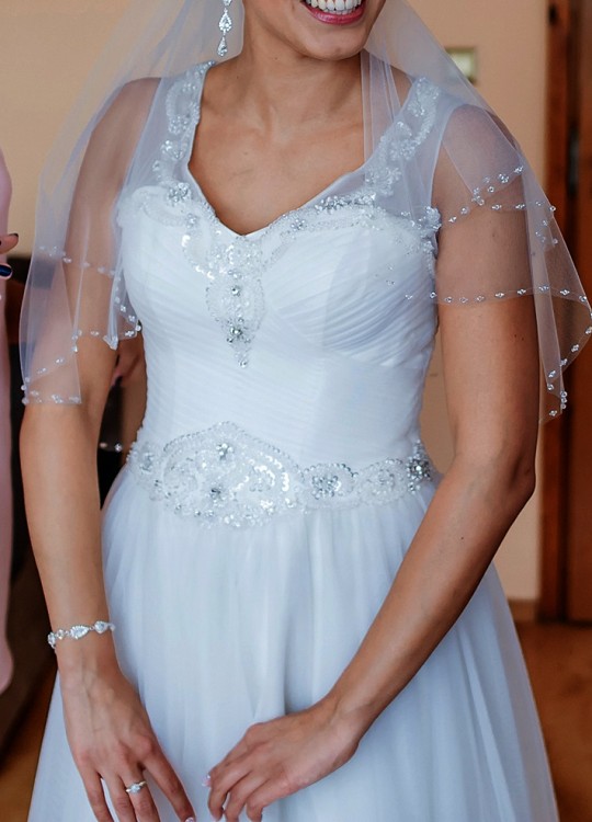 Suknia ślubna, wysadzana kamieniami, litera A.