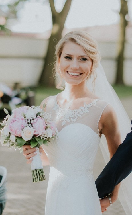 Urocza suknia ślubna - śmietankowa - r. 36