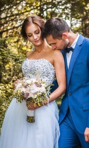Prześliczna i elegancka suknia ślubna zdobiona kryształkami