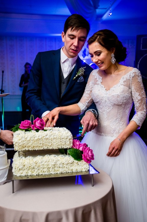 Suknia ślubna z rękawem śmiatana Monica Loretti z trenem