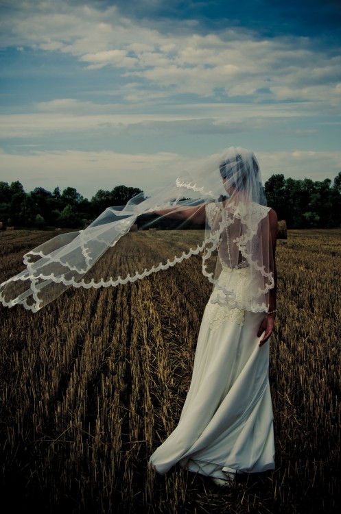 subtelna suknia ślubna z koronką