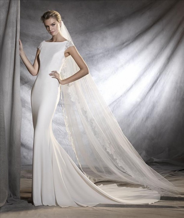 Suknia ślubna PRONOVIAS, model OLBIA z kolekcji 2017