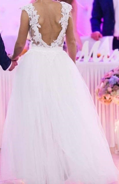 Piękna koronkowa suknie ślubna