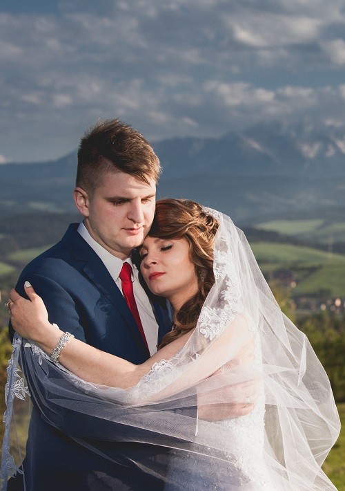 Długi welon obszyty koronką;)