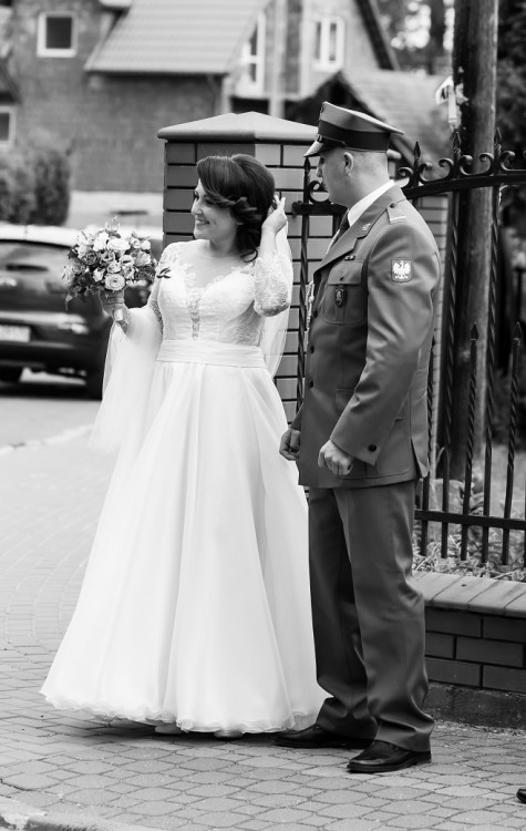 ZWIEWNA SUKNIA ŚLUBNA W KOLORZE ZIMNEJ BIELI