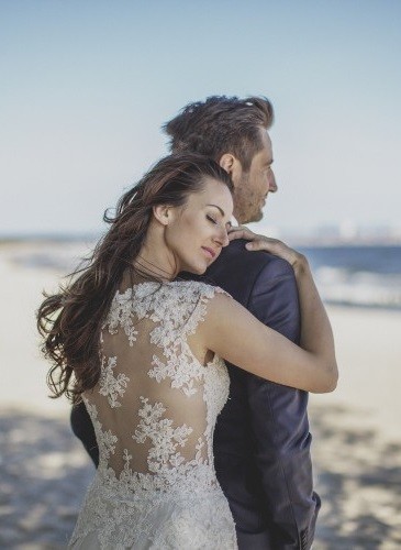 Suknia ślubna koronkowo- muślinowa