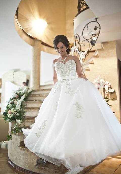 Suknia ślubna marki Allure Bridals.