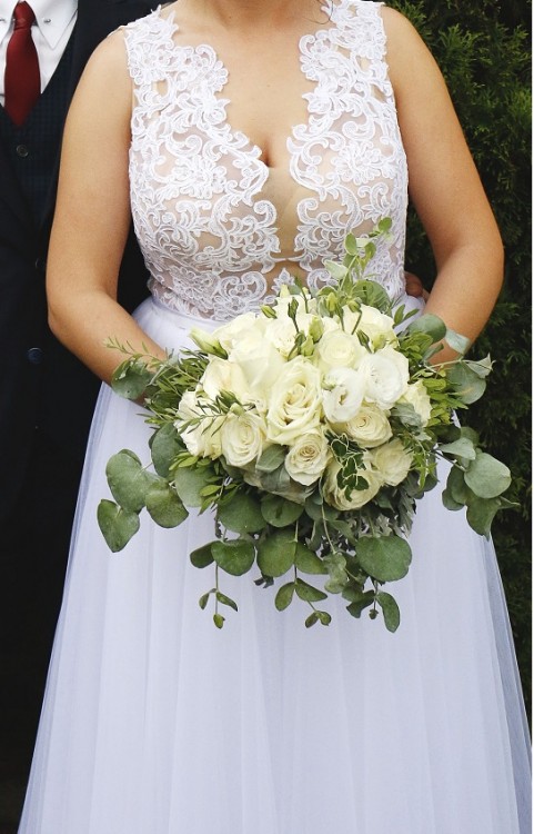 Zwiewna suknia ślubna + welon katedralny