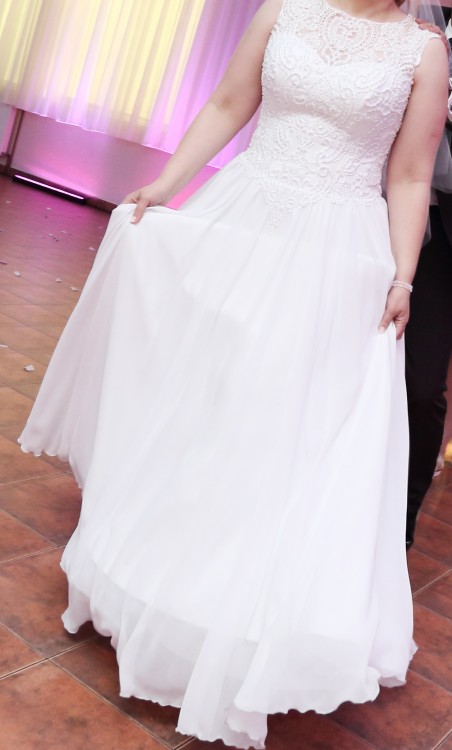 Suknia ślubna z ozdobnym gorsetem