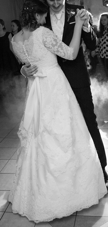 Piękna koronkowa suknia Herms Manipur