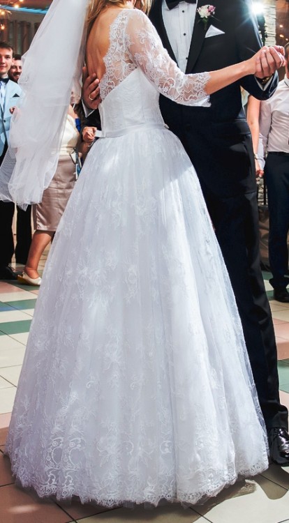 Śliczna suknia ślubna z francuskiej koronki