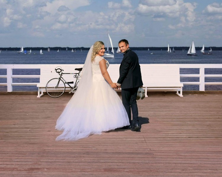 Suknia pieknie wyszywana gora