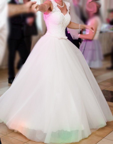 Piękna Suknia Ślubna Śmietankowa