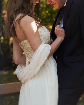 Delikatna suknia ślubna ecru