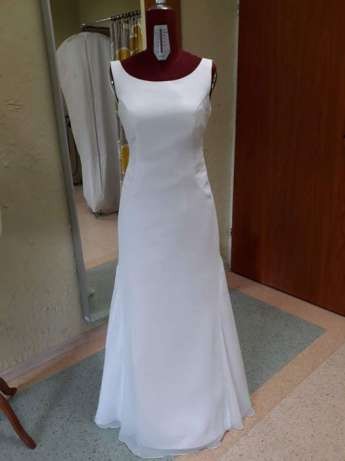 Suknia ślubna wycięcie na plecach i kryształki Svarowskiego