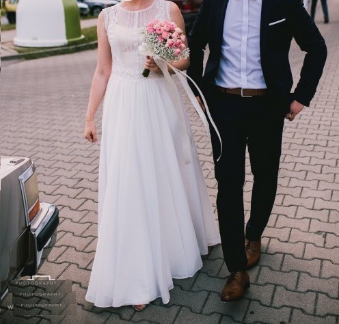 Zwiewna prosta suknia