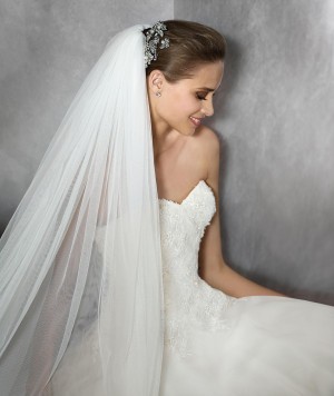 Śliczna sukienka marki Pronovias