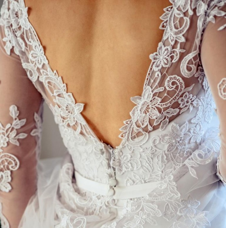 Suknia ślubna z gipiurą